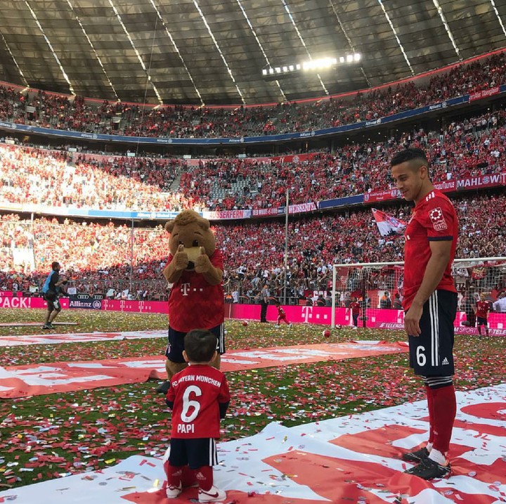 <p>Tatapan ayah yang sayang banget sama anaknya nih. (Foto: Instagram/thiago6)</p>