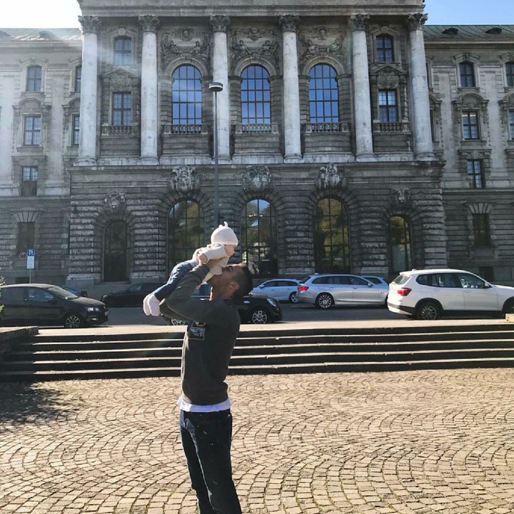 <p>Jalan-jalan sambil bermain sama si kecil memang seru banget deh. (Foto: Instagram/thiago6)</p>
