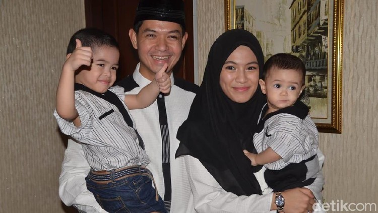 Dengan mengajarkan berbagai olahraga, Dude Harlino ingin melihat di mana minat dan bakat sang anak.