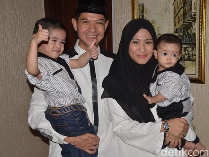 Cara Dude Harlino Temukan Minat dan Bakat Sang Anak