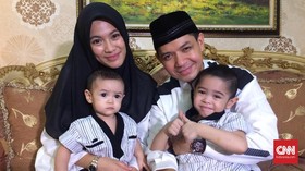 Warna Baru dalam Lebaran Dude Harlino dan Alyssa Soebandono