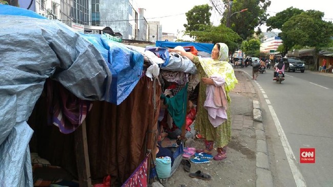 Warga menganggap para pencari suaka di sekitar Gedung Menara Ravindo, Kebon Sirih, Jakarta Pusat itu membuat resah dan kotor ring 1 ibu kota.