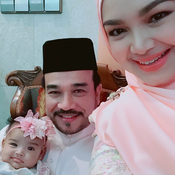 <p>Tahun ini, Siti Nurhaliza merayakan Lebaran bareng si kecil. (Foto: Instagram/ctdk)  </p>