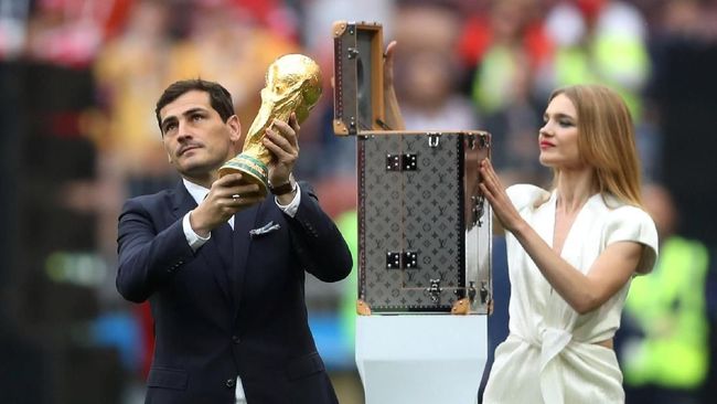 Untuk menjamin keamanan, 'keutuhan' bentuknya, serta mudah dibawa dengan penuh gaya, Louis Vuitton membuat wadah mewah khusus untuk Piala Dunia.