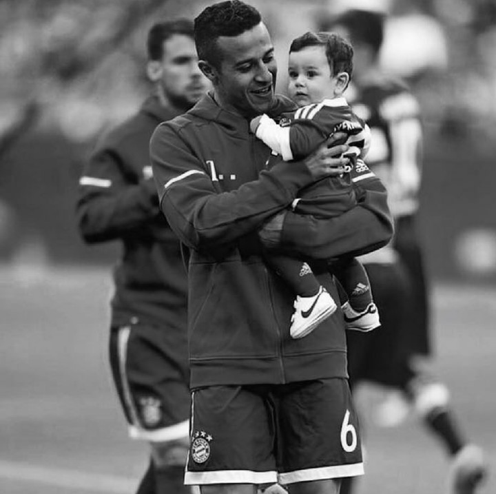<p>Gabriel atau Gabi juga sering diajak ke lapangan hijau lho sama Ayah Thiago. (Foto: Instagram/thiago6)</p>