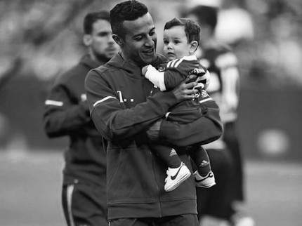 Siapa Sangka, Pesepakbola Thiago Alcantara Kebapakan Banget Lho