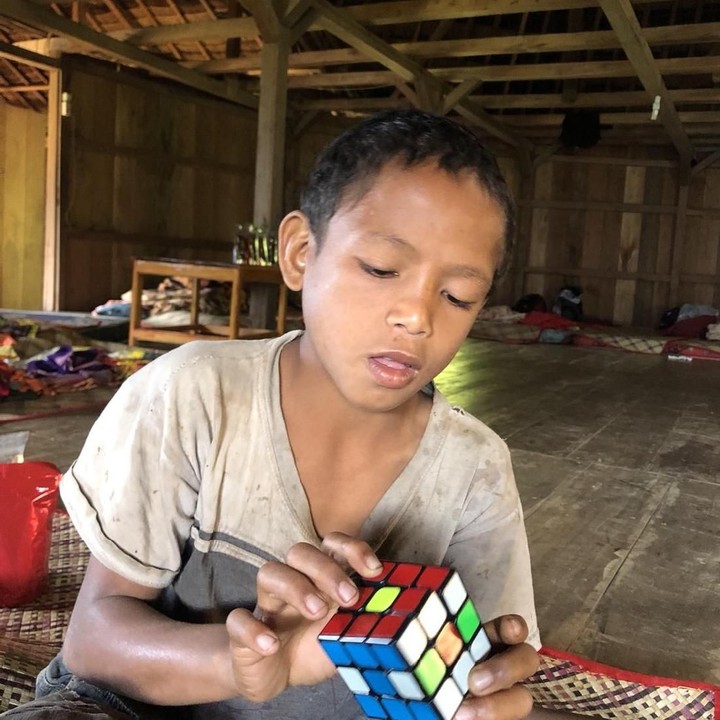<p>Ayo, Nak! Kamu pasti bisa menyamakan warna di rubiknya.</p>