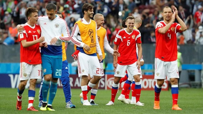 Rusia yang berantakan dalam laga-laga persiapan Piala Dunia 2018, tampil mengejutkan di laga pembuka dengan meraih kemenangan 5-0 atas Arab Saudi.