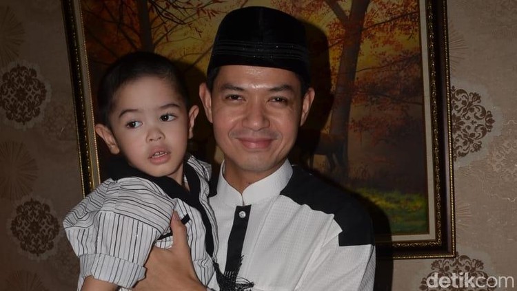 Meski baru rencana, Dude sudah mulai mengenalkan pesantren pada anak pertamanya.