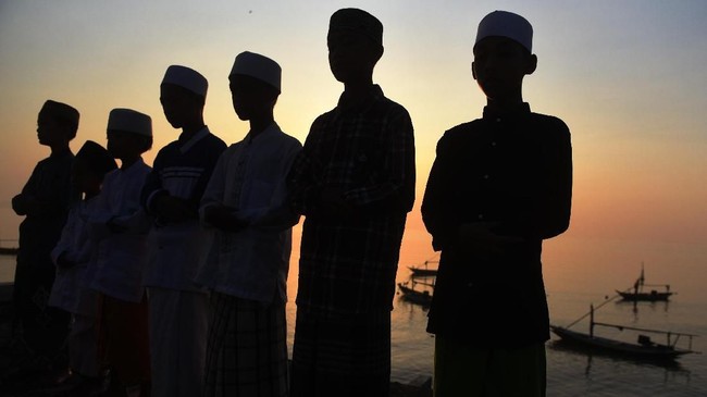 Umat muslim menunaikan Salat Idul Fitri 1439 H di Masjid AL-Mabrur, Kenjeran, Surabaya, Jawa Timur, Jumat (15/6). ANTARA FOTO/Zabur Karuru/hp/18