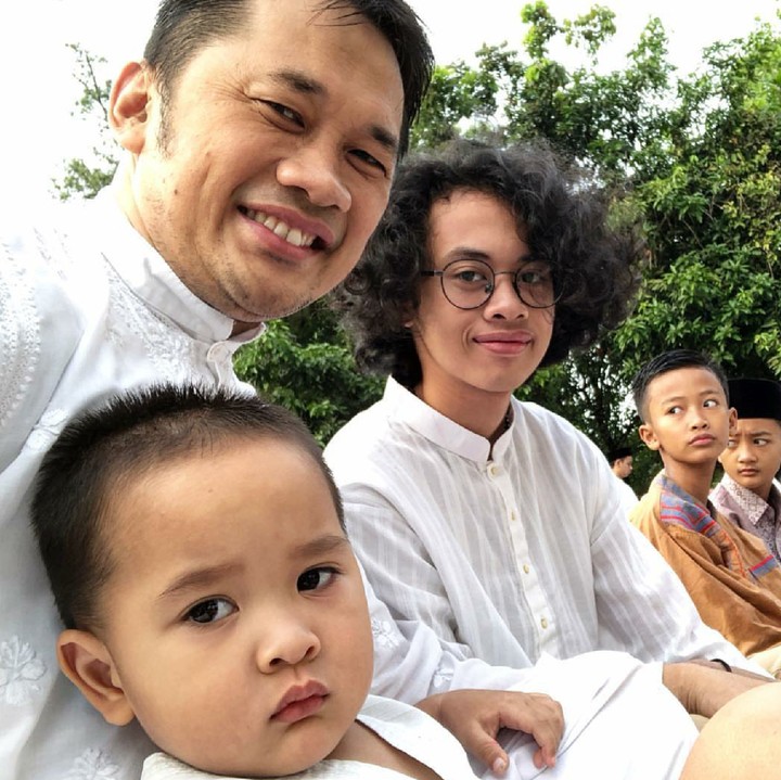 <p>Wefie ala ayah Hanung Bramantyo dan para jagoannya. (Foto: Instagram/hanungbramantyo)</p>