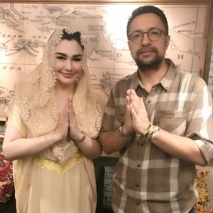 <p>Salam Lebaran dari keluarga Nia Zulkarnaen dan Ari Sihasale. (Foto: Instagram/alenia259)</p>