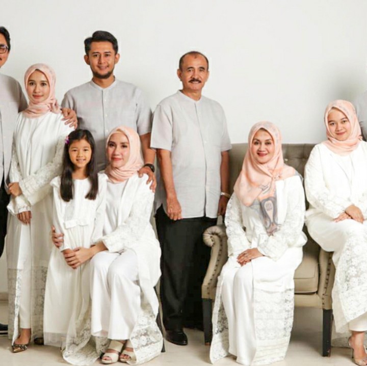 <p>Keluarga lengkap Bella dan Engku Amran juga mengucapkan selamat Lebaran untuk kita semua. (Foto: Instagram/laudyacynthiabella)</p>