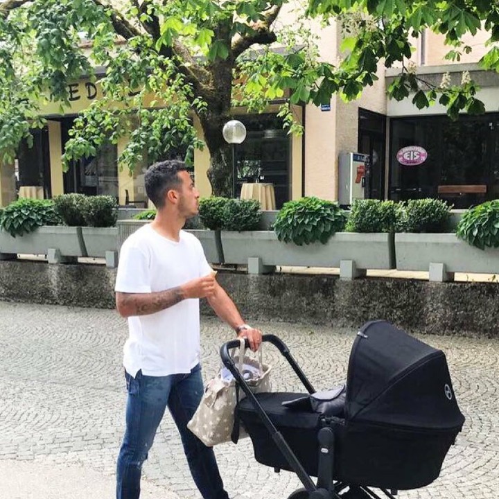 <p>Pemain club Bayern Munchen ini juga nggak masalah lho mendorong stroller si kecil. (Foto: Instagram/thiago6)</p>
