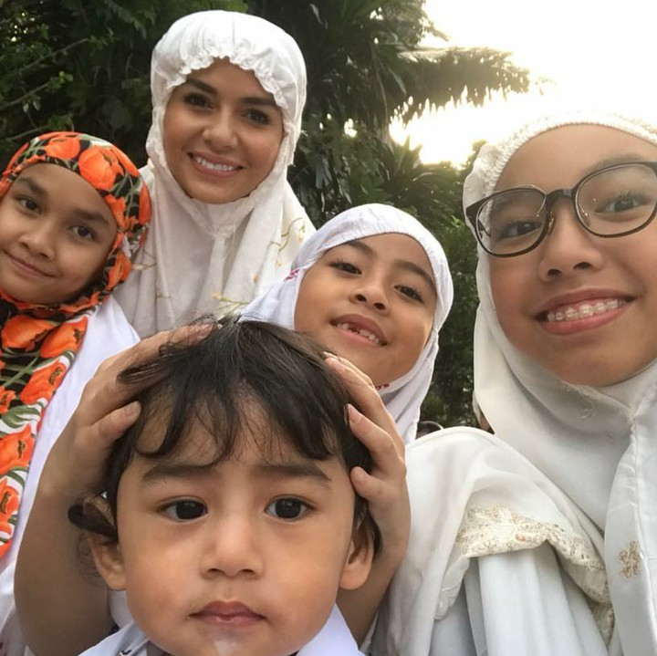 <p>Keseruan Meisya Siregar ketika salat Ied bareng anak-anaknya. (Foto: Instagram/meisya__siregar)</p>