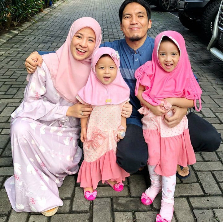 <p>Manisnya keluarga Desta dan Natasha Rizky. Si kecil dan bundanya kompakan pakai baju kembar. (Foto: Instagram/natasharizkynew)</p>