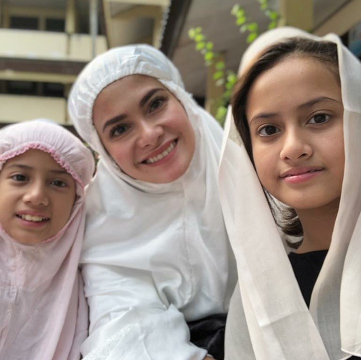 <p>Sehabis salat Ied, Erza Mayori dan anak-anaknya wefie dulu ah. (Foto: Instagram/ersamayori)</p>
