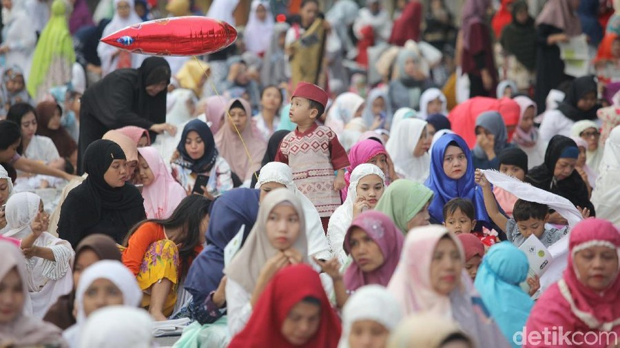 Umat Muslim melaksanakan sholat Idul Fitri di kawasan Jatinegara, Jakarta, Jumat (15/6/2018). Sholat Ied dilaksanakan di salah satu jalan protokol di Jatinegara