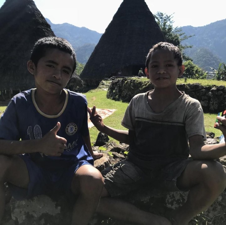 <p>Ekspresi bahagia anak-anak setelah main rubik. Ngomong-ngomong, sudah berhasil menyamakan warnanya belum? He-he-he.</p>