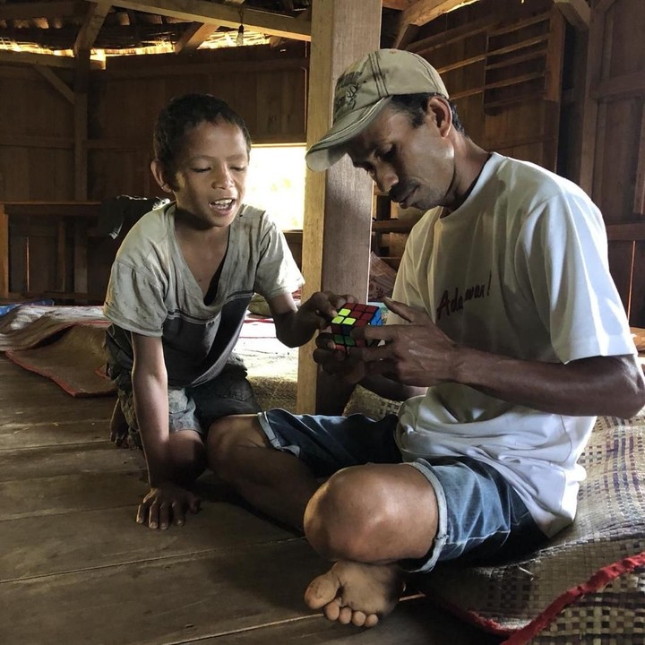 <p>Keakraban pun tercipta saat bermain rubik. He-he-he.</p>