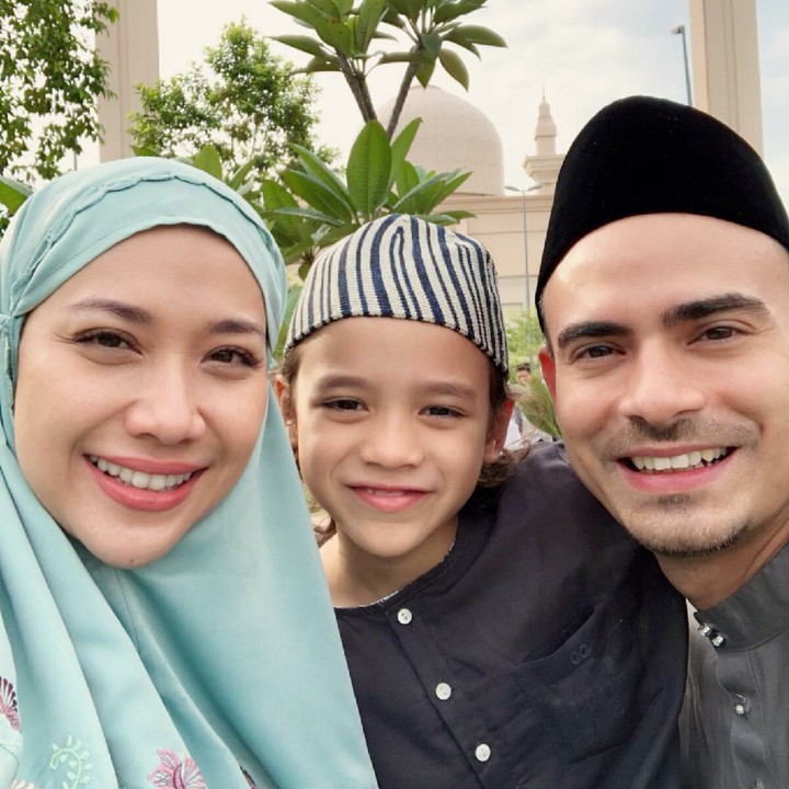 <p>Personel komplet. BCL, Ashraf dan si kecil Noah sehabis salat Ied nih. (Foto: Instagram/bclsinclair)</p>