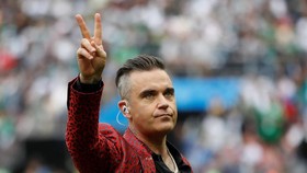 Ulah Jari Tengah Robbie Williams di Piala Dunia 2018