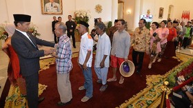 Tukang Becak dan Para Menteri Berbaur di Open House Jokowi