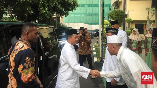 Kapolri Tito Karnavian dan Wakapolri Komjen Syafruddin melaksanakan salat Idul Fitri di Masjid Al-Ikhlas yang berada di dalam kompleks Mabes Polri.