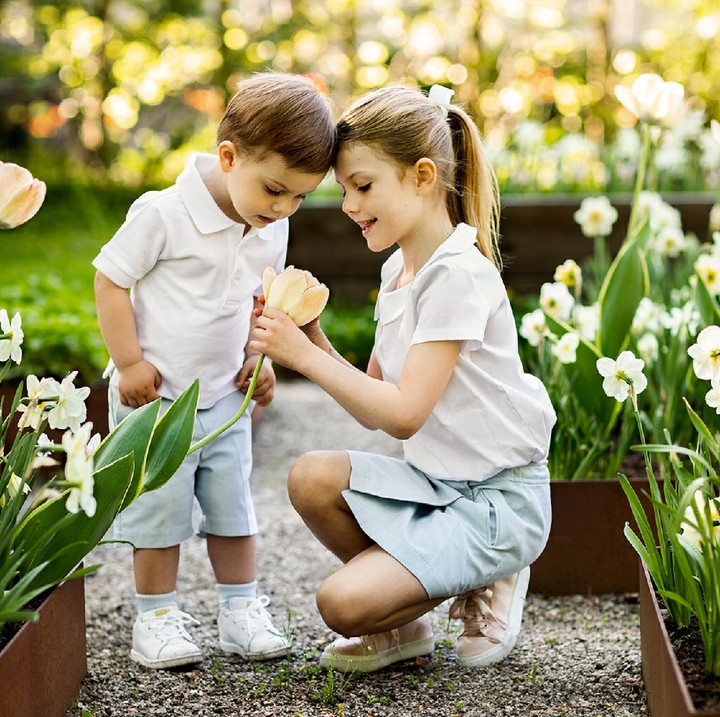 <p>Putri Estelle dan Pangedan Oscar adalah kakak-adik yang akur banget lho. (Foto: Instagram/Linda Brostrom via kungahuset)</p>