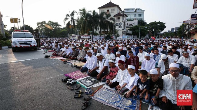 Dalam surat edaran, PBNU juga meminta umat Islam melaksanakan salat tarawih di rumah masing-masing.