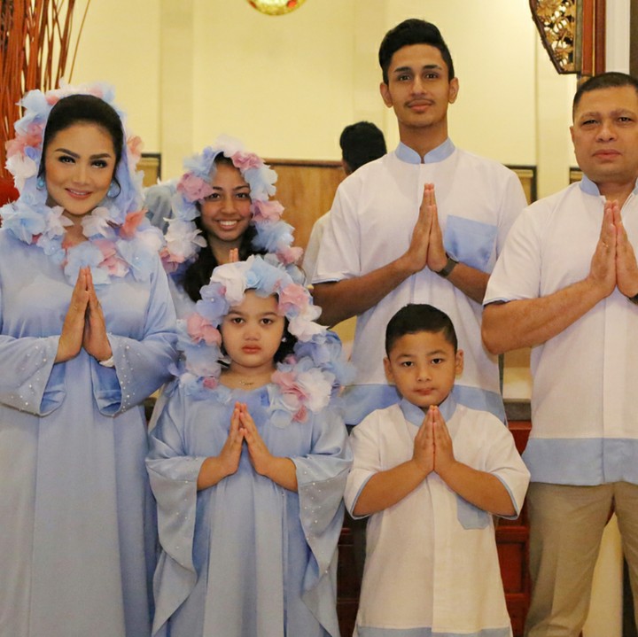 <p>Dapat ucapan Lebaran nih, Bun, dari Krisdayanti dan Raul sekeluarga. Amora dan Kellen bikin gemas ya? (Foto: Instagram/krisdayantilemos)</p>