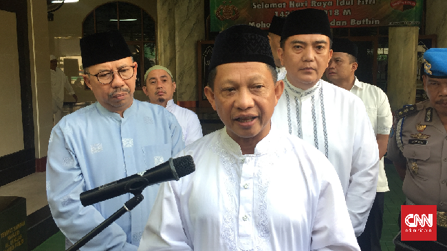 Tim Densus 88 menangkap lima terduga teroris di Blitar pada Rabu malam, dan seorang terduga teroris di Karanganyar pada Kamis malam.