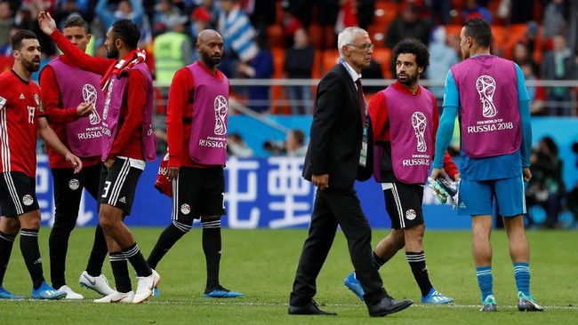Mohamed Salah hanya duduk di bangku cadangan saat Mesir dikalahkan Uruguay pada pertandingan Grup A Piala Dunia 2018.