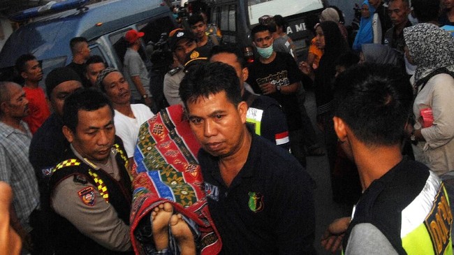 FOTO: Pencarian Korban KM Arista yang Tenggelam di Makassar
