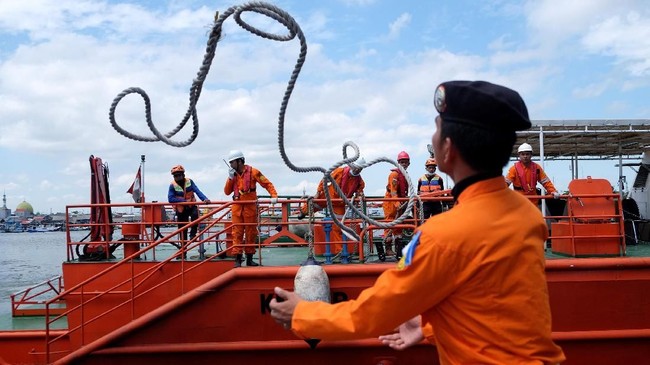 Puluhan penumpang Kapal Motor (KM) Sinar Bangun yang tenggelam di perairan Danau Toba, Sumatera Utara pada Senin (18/6) belum ditemukan.