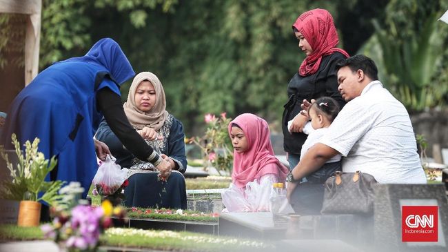 Sudah menjadi tradisi, setiap hari Lebaran pertama atau kedua, masyarakat Jakarta dan sekitar ya melakukan ziarah kubur di kompleks TPU, khususnya di TPU Jeruk Purut. Jakarta. Sabtu, 16 Juni 2018. CNN Indonesia/Andry Novelino