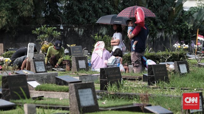 Selain laporan perusakan 12 makam di TPU Giriloyo, polisi menyebut aksi perusakan juga terjadi pada sembilan kuburan di TPU Kiringan dan Malangan. 