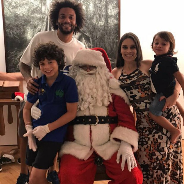 <p>Si kecil Liam kelihatan paling senang saat foto bareng Santa. (Foto: Instagram/marcelotwelve)</p>