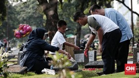 FOTO: Tradisi Ziarah Makam saat Lebaran