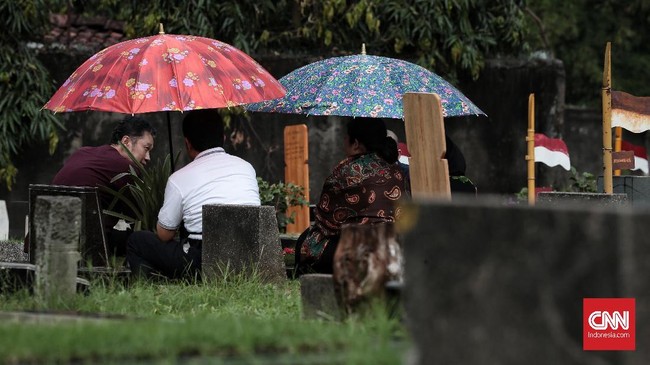 FOTO: Tradisi Ziarah Makam saat Lebaran