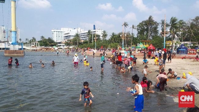 Libur Lebaran, Ancol Siagakan 266 Petugas Keamanan di Pantai