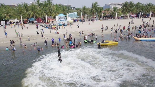 Tahun ini dua objek wisata andalan Jakarta, Kebun Binatang Ragunan dan Taman Impian Jawa Ancol, menerapkan kebijakan yang berbeda menyambut hari pertama lebaran