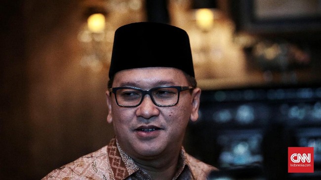Kadin Indonesia Rosan Roeslani mengungkapkan jumlah perizinan usaha di Indonesia terlalu banyak. Jumlahnya mencapai 8.848 peraturan dari pusat.