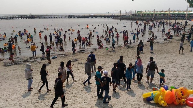 Ancol menjadi salah satu destinasi warga Jakarta di musim libur lebaran. Di hari kedua lebaran, pengunjung di Ancol mencapai 60 ribu orang.