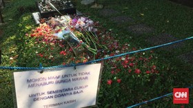 Setumpuk Doa dan Bunga di Pusara Jupe saat Lebaran