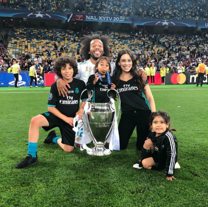 <p>Ini dia keluarga Marcelo Vieira, pesepakbola asal Brasil bersama dengan anak salah satu rekannya. (Foto: Instagram/ marceotwelve)</p>