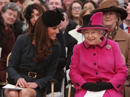 Berkat Ratu Elizabeth II, Putri Diana dan Kate Middleton Bisa Bebas Menyusui Anaknya