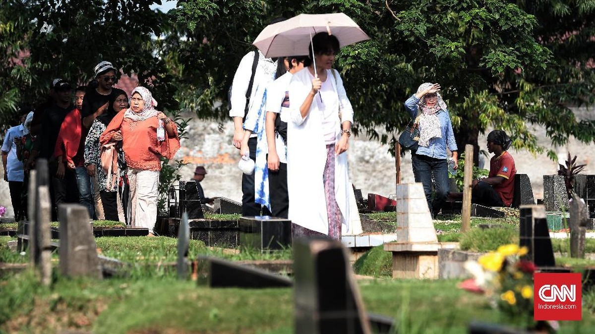 FOTO: Tradisi Ziarah Makam saat Lebaran