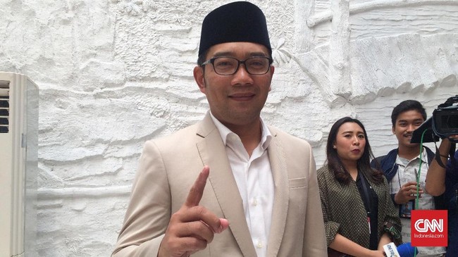Politikus Gerindra Fadli Zon meminta Gubernur Jawa Barat Ridwan Kamil pulang mengurusi banjir di Jabar, bukan malah meresmikan kafe di Australia.
