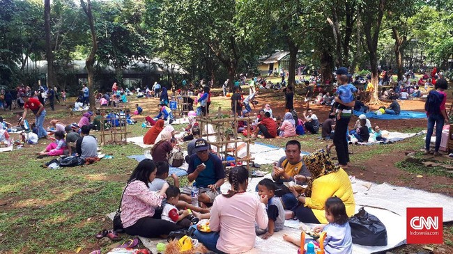 Kapolres Jakarta Selatan Indra Jafar mengimbau agar pengunjung kawasan wisata, khususnya Kebun Binatang Ragunan senantiasa berhati-hati atas barang bawaannya.